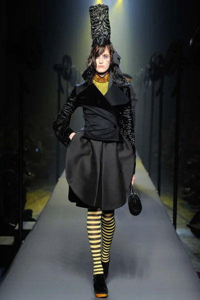 Look 30
